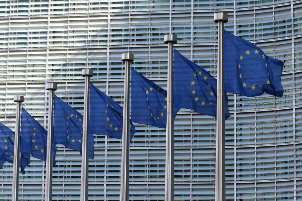 Bandiere dell'Unione Europea — AI Act europeo